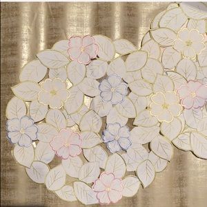 set of 6 floral round table-mats.
